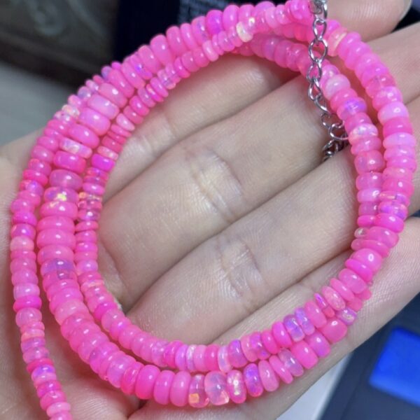 Collier long opale rose fushia · Reflets scintillants · Fermoir argenté