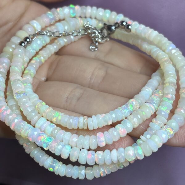 Collier long opale facettée · Pureté naturelle · Fermoir argenté