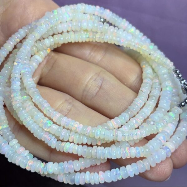 Collier long opale blanche · Éclat captivant · Fermoir argenté