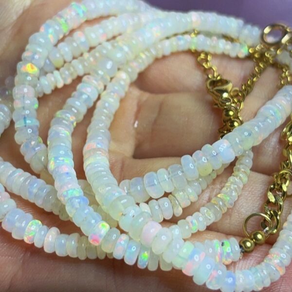 Bracelet opale blanche · Éclat captivant · Fermoir doré